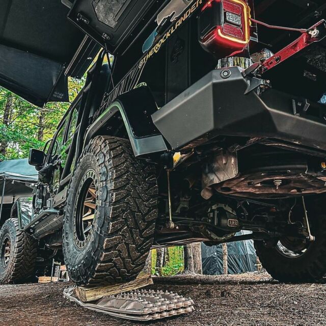Be #prepared with our @trailedonline 6-Gallon Modular Water Tanks! Easy to store, mounts where your spare tire used to go before you got oversized wheels and tires. Maximize the space you have for your #overlandingadventures

@therocklander with his #jeepgladiator and his epic #overlanding build!
